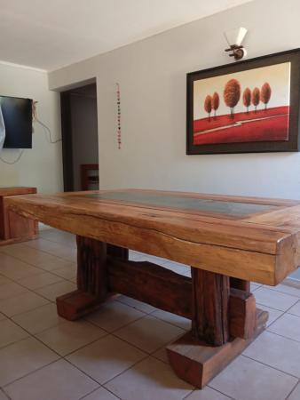 VENDO MESA COMEDOR RÚSTICA Y MESA DE CENTRO