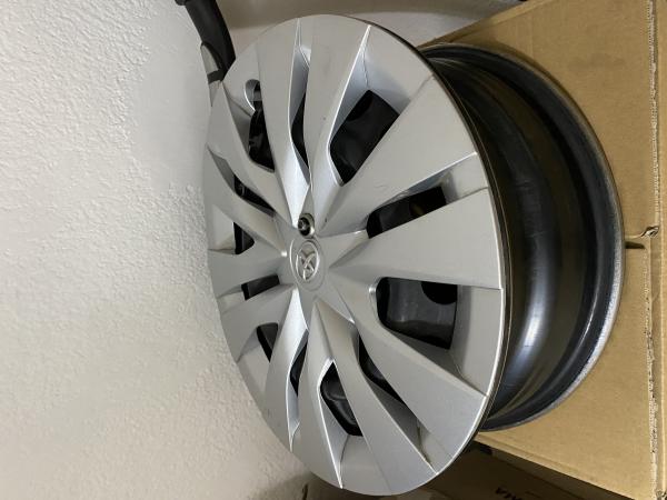 VENDO LLANTA Y TAPA LLANTA TOYOTA 