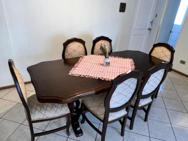 MESA MADERA CON 6 SILLAS, EXTENSIBLE A 8, USADO